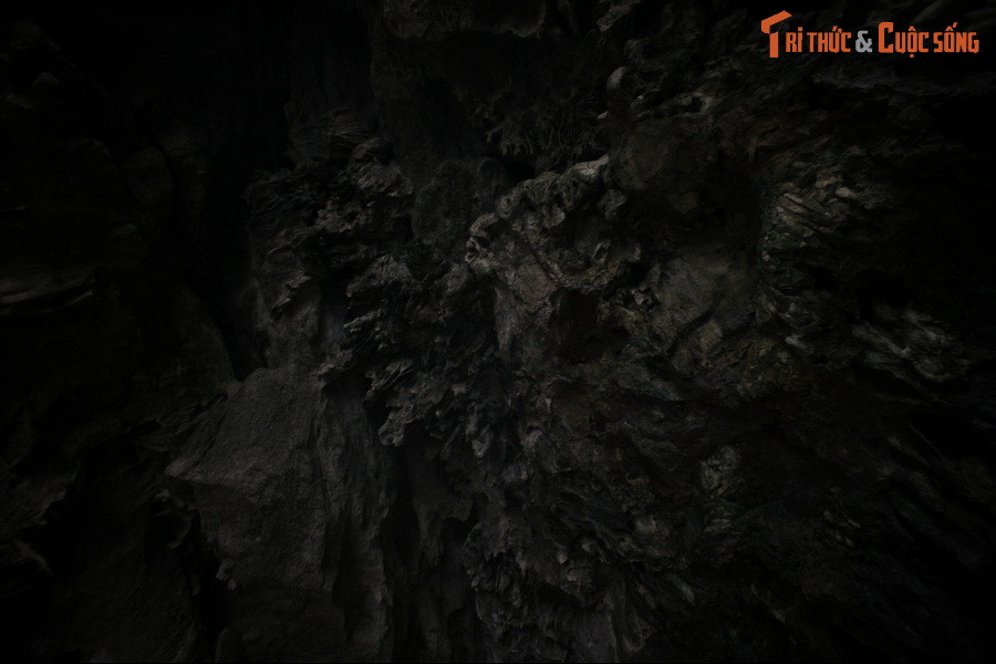 Khi nhìn thấy "tua ngưởc" phát ra ánh sáng màu đỏ, chiếu sáng lấp lánh cả hang động là lúc nó đến bắt hồn người. Tuy nhiên, khi nhìn thấy màu đen, con người sẽ có cơ hội sống sót.