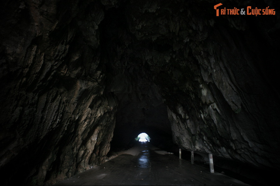 Theo bài viết của tác giả Mai Chi đăng trên báo Cao Bằng Điện tử, từ nhiều thế kỷ trước, khi vùng đất này còn rất hoang sơ, hang Ngườm Bang là nơi cư ngụ của một loài động vật rất bí ẩn, không có hình dáng nhất định, được đồng bào dân tộc Tày gọi là "tua ngưởc".