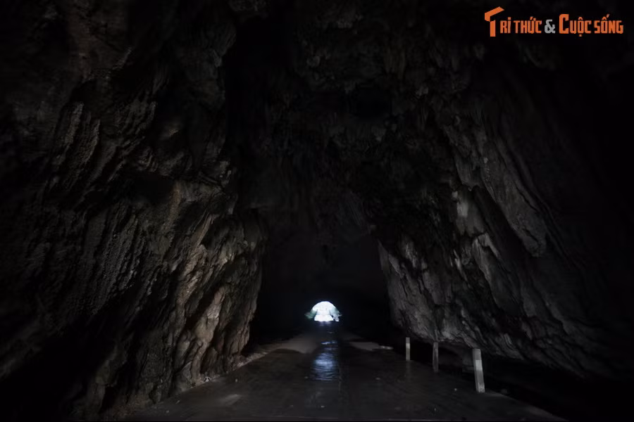 Theo bài viết của tác giả Mai Chi đăng trên báo Cao Bằng Điện tử, từ nhiều thế kỷ trước, khi vùng đất này còn rất hoang sơ, hang Ngườm Bang là nơi cư ngụ của một loài động vật rất bí ẩn, không có hình dáng nhất định, được đồng bào dân tộc Tày gọi là "tua ngưởc".