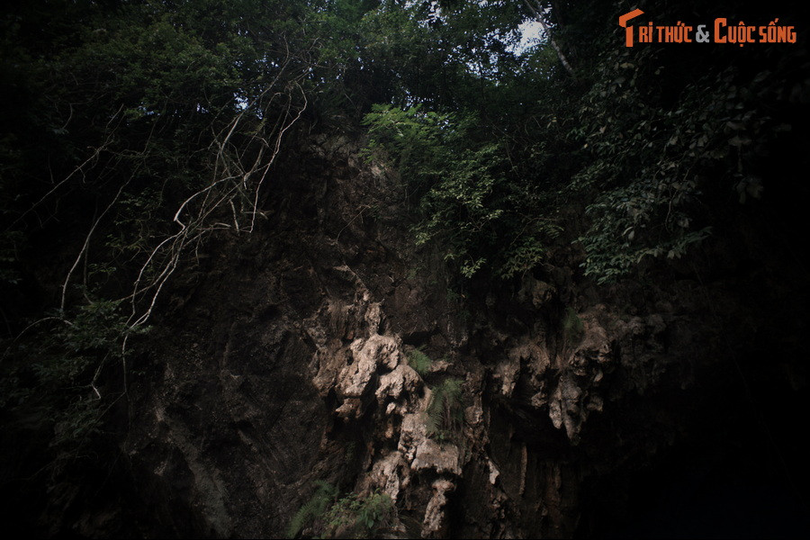 Mỗi lần qua ngọn núi trên hang, người dân sẽ bỏ mũ, xuống ngựa thể hiện sự tôn trọng đối với "tua ngưởc".