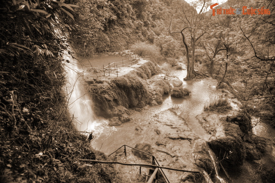 Tháng năm trôi qua, phần lớn đoàn quân đã trở về nhưng nàng Ban vẫn không thấy bóng dáng người trong mộng. Hằng ngày nàng vẫn ngóng trông, ra dòng thác gội đầu, chải tóc chờ người yêu trở về.