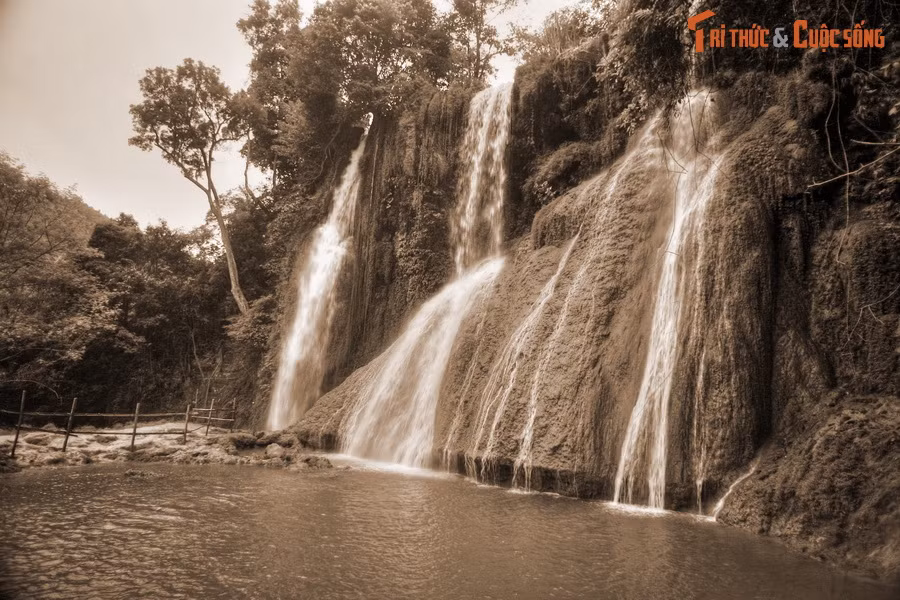 Và cũng từ đó, dòng suối mang theo lời nguyện của chàng trai có tên là suối Hò Hẹn. Nghe tiếng suối chảy róc rách ngày đêm, người ra có thể cảm nhận được lời thì thầm của chàng khi nói lời ước hẹn bên suối năm xưa...