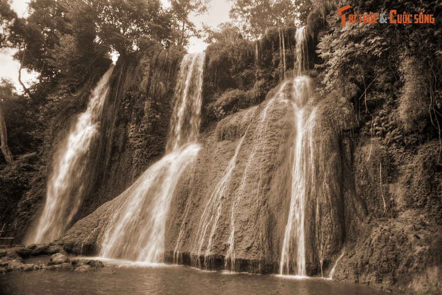 Thời gian cứ thế trôi như thác đổ. Một ngày nọ, trời nổi cơn giông, sấm chớp liên hồi, mưa như trút, nước dâng ngập cả ngọn thác. Nàng Ban không trở về bản. Bà con trong bản đổ xô đi tìm, chỉ thấy chiếc khăn thêu tên nàng và tình nhân mắc trên cành cây.