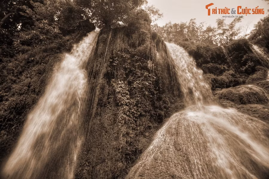 Từ nơi hai người chia tay, đứng nhìn về phía dòng thác, người ta thấy thác giống như một dải yếm bằng lụa buông ngang trời. Từ đó, người ta gọi dòng thác vốn vô danh là thác “Dải Yếm”. Cũng từ chuyện tình nàng Ban, thác còn có tên khác là Sai Péng”, tiếng Thái cổ nghĩa là “Sợi Yêu”.