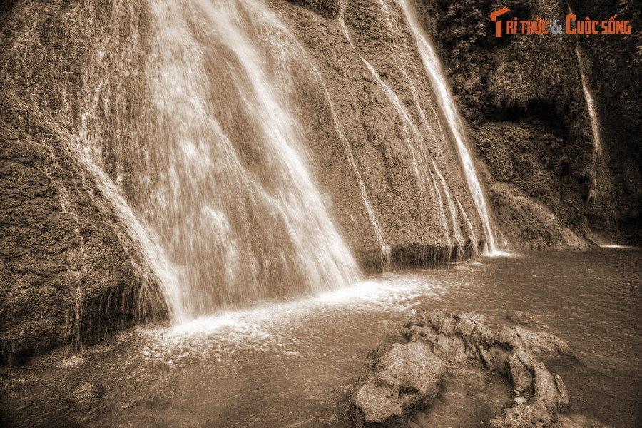 Một năm nọ, giặc giã cướp phá bên Lào. Các chàng trai trong bản đã hăng hái lên đường để giúp các bộ tộc bằng hữu ở nước bạn. Trong số những chàng trai ra đi ấy, có một người đã nặng lòng với nàng Ban – người con gái xinh đẹp nhất vùng.