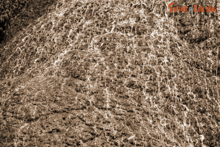 Nang Ban thề sẽ mãi chờ người thương… Nàng nguyện sẽ biến thành cóc đá nhìn mãi về phía chàng trai đã ra đi, nếu chàng không về. Đáp lại, chàng trai chỉ tay xuống dòng suối và nguyện rằng, nếu chết trận, hồn chàng sẽ hòa vào suối về gặp nửa kia…