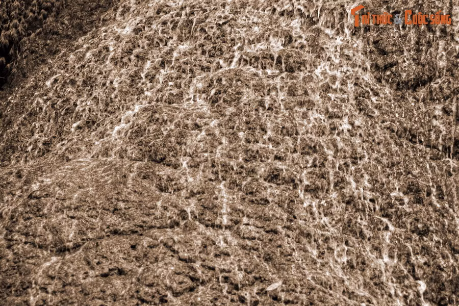 Nang Ban thề sẽ mãi chờ người thương… Nàng nguyện sẽ biến thành cóc đá nhìn mãi về phía chàng trai đã ra đi, nếu chàng không về. Đáp lại, chàng trai chỉ tay xuống dòng suối và nguyện rằng, nếu chết trận, hồn chàng sẽ hòa vào suối về gặp nửa kia…