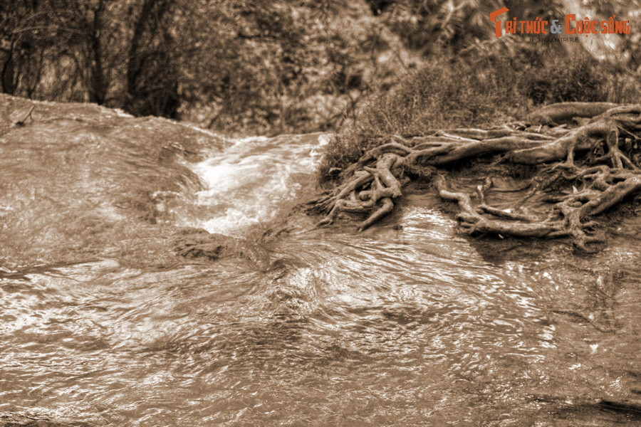 Theo đó, thác Dải Yếm là nơi hai dòng nước hội tụ lại mà thành. Từ xa xưa, đây đã là nơi hò hẹn của những đôi trai gái đến tuổi cập kê. Họ hẹn nhau vào những đêm trăng thanh, cùng thổi sáo, thổi khèn, ca hát trong tiếng thác chảy rì rầm giữa núi rừng nguyên sơ.