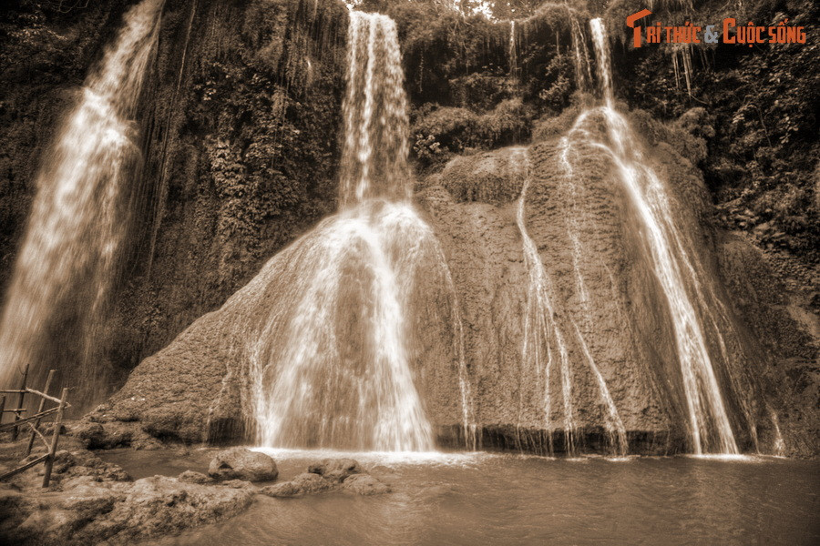 Ngày chia tay, hai người gặp nhau bên bờ một con suối đổ về thác nước. Họ cùng nhau nhìn về phía dòng thác tung bọt trắng để trao lời hẹn ước. Chàng trai nhắn nhủ nàng Ban rằng hãy chờ ngày anh trở về để thành vợ, thành chồng.