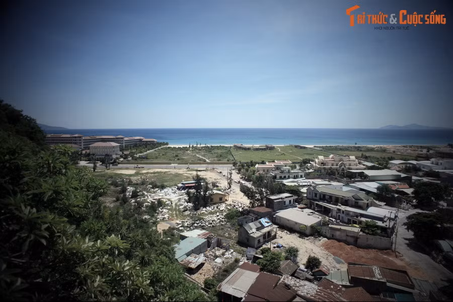 Chẳng bao lâu, nhà vua nghe tin có nàng tiên xinh đẹp, bèn sai quan quân mang lễ vật đến cầu hôn và cưới cô gái về làm vợ. Còn ông già cưỡi lên lưng rùa đi biệt.