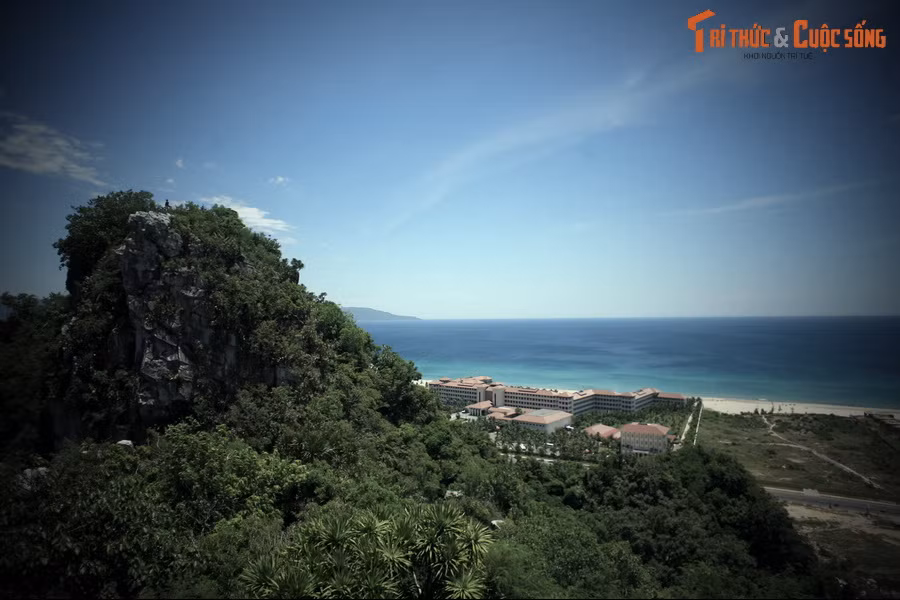 Hồi lâu có một con giao long (một biến thể của rồng, sống dưới nước, có nhiều đặc điểm gần với rắn) rất lớn ngoi vào bờ rồi đẻ một quả trứng lớn. Sau đó, giao long lại trườn xuống biển đi mất.