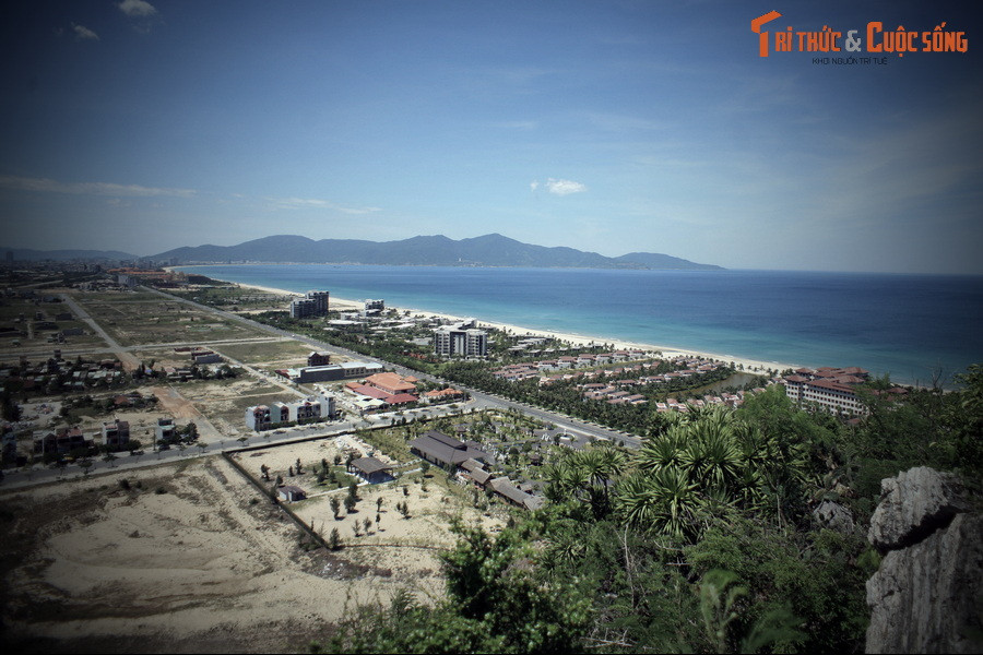 Một lát sau, có một con rùa vàng to lớn từ ngoài khơi xuất hiện và đào đất chôn trứng vào bãi cát. Rùa giới thiệu là thần Kim Quy rồi bảo với ông lão phải chăm sóc quả trứng của Long Quân cho cẩn thận. Đồng thời, để phòng vệ, thần Kim Quy ban cho ông lão một cái móng thần kỳ.