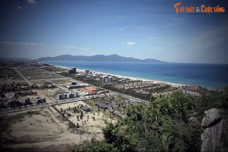 Một lát sau, có một con rùa vàng to lớn từ ngoài khơi xuất hiện và đào đất chôn trứng vào bãi cát. Rùa giới thiệu là thần Kim Quy rồi bảo với ông lão phải chăm sóc quả trứng của Long Quân cho cẩn thận. Đồng thời, để phòng vệ, thần Kim Quy ban cho ông lão một cái móng thần kỳ.