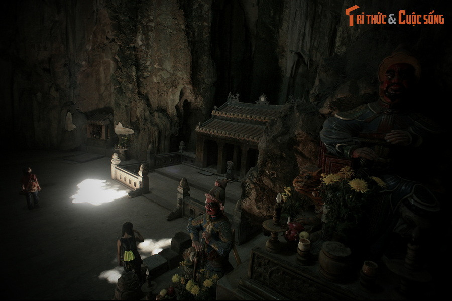 Giữa lúc đó thì một cô bé từ trong lòng trứng ra đời bên cạnh giường của ông già. Sữa ở mạch đá trong hang chảy ra nuôi cô bé lớn lên như thổi. Hàng ngày có những con khỉ hái hoa quả đến cho cô ăn, có những con chim cu tha bông đến dệt cho cô mặc.