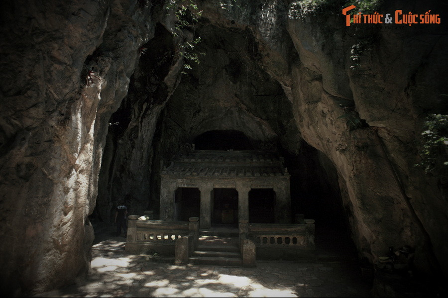 Thời gian trôi qua, quả trứng càng ngày càng lớn. Một hôm, gian lều của ông cụ bị những tên vô lại đốt cháy. Ông cụ cầu cứu móng rùa. Bỗng nhiên, trong lòng trứng hiện ra một cái hang đá có đủ giường chiếu sẵn sàng. Ông già vừa đặt mình xuống là ngủ thiếp ngay.