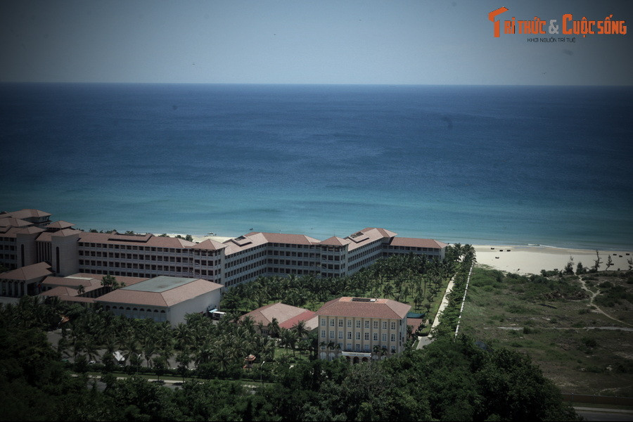 Theo đó, vào thời xa xưa, có một ông cụ già sống một thân một mình trong túp lều con trên bãi biển vắng, nơi ngày nay được biết đến với tên gọi bãi biển Non Nước. Một hôm, tự nhiên ngoài biển khơi có một vùng sóng gió nổi lên dữ dội làm bầu trời tối mịt.