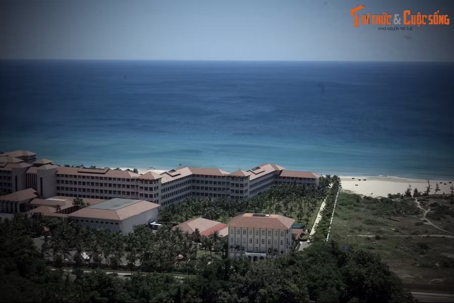 Theo đó, vào thời xa xưa, có một ông cụ già sống một thân một mình trong túp lều con trên bãi biển vắng, nơi ngày nay được biết đến với tên gọi bãi biển Non Nước. Một hôm, tự nhiên ngoài biển khơi có một vùng sóng gió nổi lên dữ dội làm bầu trời tối mịt.