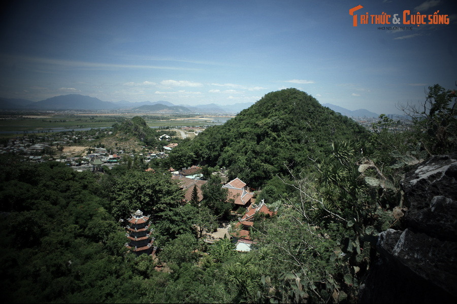 Sau này, năm ngọn núi được người dân đặt tên theo ngũ hành (Kim, Mộc, Thủy, Hỏa, Thổ), gọi là Ngũ Hành Sơn mà chúng ta đều biết ngày nay. Trong số đó, Thủy Sơn là ngọn núi đẹp nhất và thường được du khách ghé thăm ngoạn cảnh...