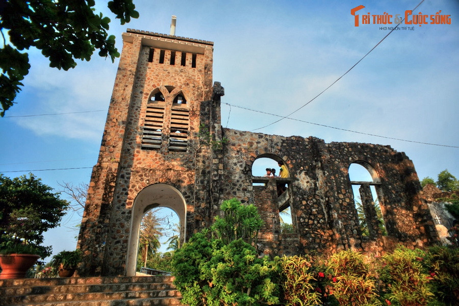 Năm 1978, nhà thờ đã bị quân Pol Pot phá hủy sau khi tràn qua biên giới Việt Nam. Hàng chục giáo dân đã thiệt mạng trong biến cố này.