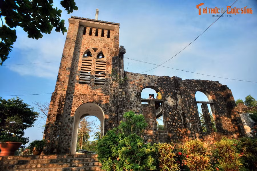 Năm 1978, nhà thờ đã bị quân Pol Pot phá hủy sau khi tràn qua biên giới Việt Nam. Hàng chục giáo dân đã thiệt mạng trong biến cố này.