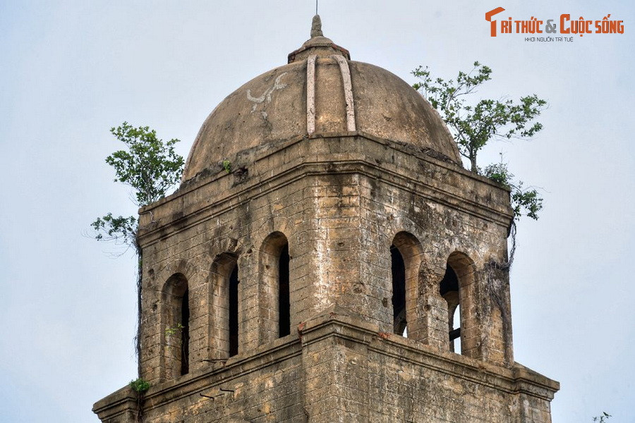 Ngày nay, nhà thờ Tam Tòa chỉ còn lại tòa tháp chuông, một số mảng tường và phần nền móng được gia cố bằng đá. Dấu vết đạn bom vẫn còn in dấu trên những gì còn lại của công trình kiến trúc tráng lệ thuở nào.