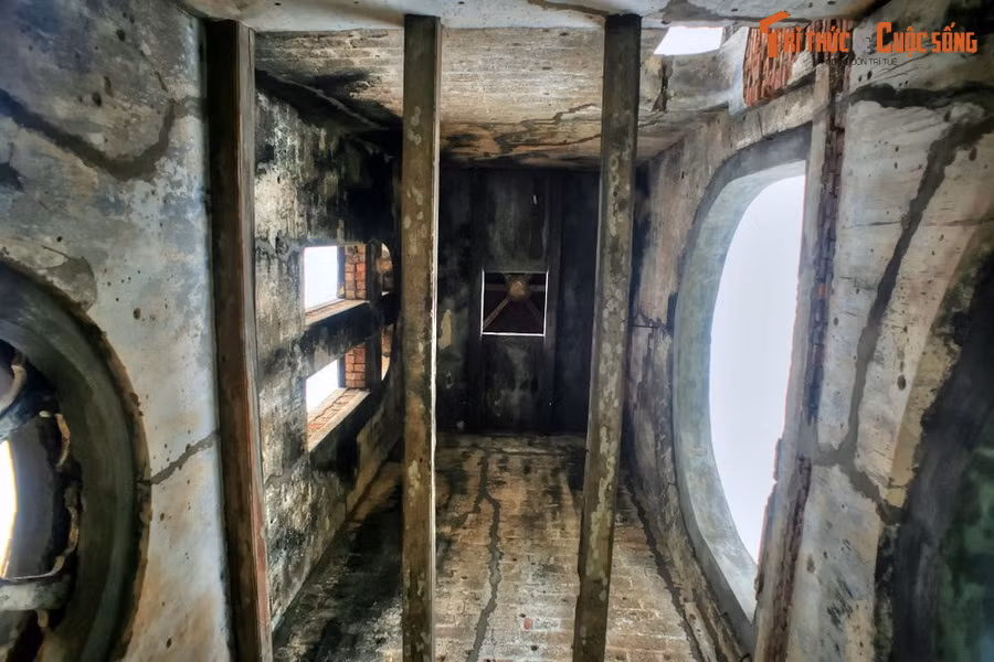 Sau năm 1975, Đồng Hới được tái thiết, riêng ngôi nhà thờ cổ đổ nát vẫn được giữ nguyên trạng. Đến năm 1997, phế tích của nhà thờ Tam Tòa chính thức được tỉnh Quảng Bình công nhận là một Khu Chứng tích tội ác chiến tranh.