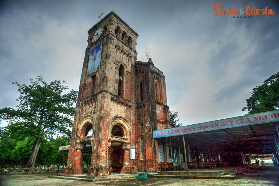 3. Nằm ở huyện Hải Lăng, tỉnh Quảng Trị, Thánh địa La Vang là nơi hành hương quan trọng bậc nhất của người Công giáo Việt Nam. Trung tâm của khu Thánh địa ngày nay còn lại di tích tháp chuông của vương cung thánh đường Đức Mẹ La Vang.