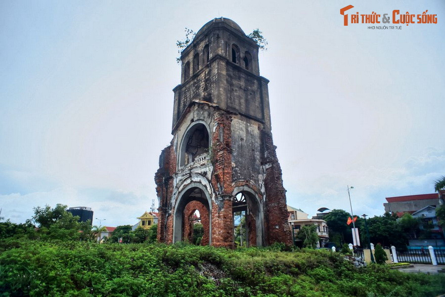 Nhà thờ này được xây từ năm 1886, sau năm 1954 thì bị bỏ hoang. Trong cuộc kháng chiến chống Mỹ, thị xã Đồng Hới đã bị máy bay Mỹ đánh phá ác liệt. Vào ngày 11/2/1965, nhà thờ Tam Tòa đã bị phá hủy nặng nề sau một trận bom của Mỹ.
