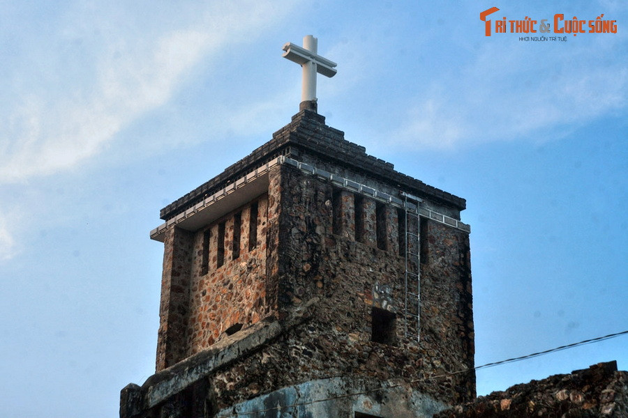 Ngày nay, những gì còn lại của nhà thờ đá Hòn Chông là nhiều bức tường đổ nát và tòa tháp chuông còn tương đối nguyên vẹn.