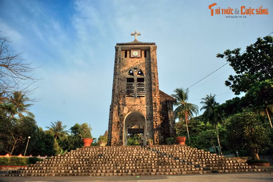 1. Tọa lạc ở xã Bình An, huyện Kiên Lương, tỉnh Kiên Giang, nhà thờ giáo xứ Hòn Chông được xây dựng từ năm 1936–1940. Công trình được xây bằng đá nên còn được gọi là nhà thờ đá Hòn Chông.