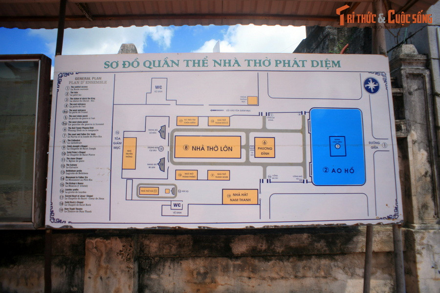 Đa số các công trình trong quần thể kiến trúc nhà thờ Phát Diệm được bố trí trải dài theo một trục chính và đối xứng qua trục, tuân theo những quy luật bố trí rất phổ biến trong mặt bằng các kiến trúc tôn giáo truyền thống