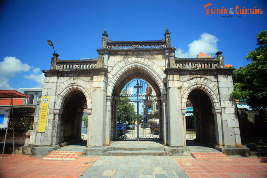 Các kiến trúc sư còn cho đào một ao hồ lớn, khiến cho lối vào chính được chuyển sang hai cạnh bên của nhà thờ theo cách xử lý phong thủy của đa số các các công trình kiến trúc truyền thống.