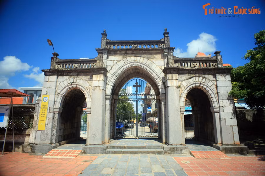 Các kiến trúc sư còn cho đào một ao hồ lớn, khiến cho lối vào chính được chuyển sang hai cạnh bên của nhà thờ theo cách xử lý phong thủy của đa số các các công trình kiến trúc truyền thống.