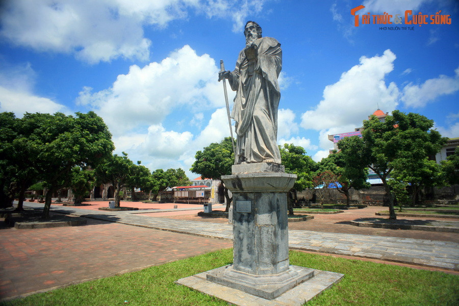 Mặt trước nhà thờ Phát Diệm có một trục đường đâm thẳng vào. Đây là điểm kiêng kỵ theo quan niệm phong thủy phương Đông. Để hóa giải điều này, trục chính của quần thể kiến trúc đã được đặt lệch một chút so với trục đường lộ.