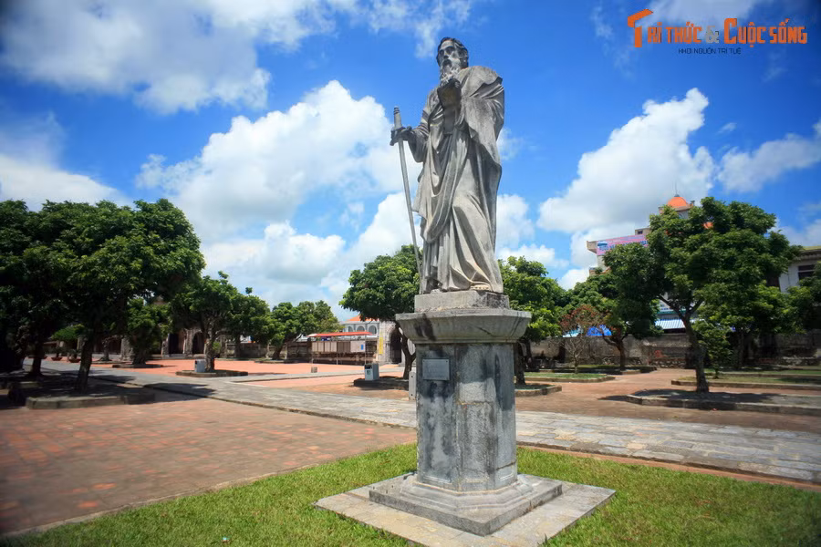 Mặt trước nhà thờ Phát Diệm có một trục đường đâm thẳng vào. Đây là điểm kiêng kỵ theo quan niệm phong thủy phương Đông. Để hóa giải điều này, trục chính của quần thể kiến trúc đã được đặt lệch một chút so với trục đường lộ.