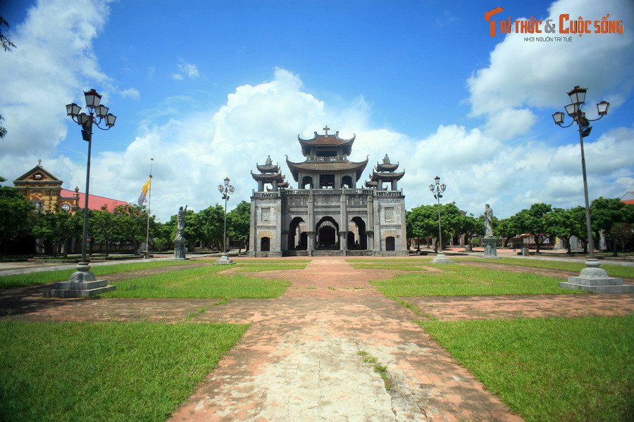 Trước hết, yếu tố phong thủy của nhà thờ này nằm ở hướng xây dựng. Các kiến trúc sư phương Tây thường ưu tiên chọn trục Ðông - Tây để xây dựng thánh đường. Riêng ở nhà thờ Phát Diệm, trục Nam – Bắc lại là hướng chính, không tuân theo nghiêm lệ của truyền thống kiến trúc nhà thờ phương Tây.