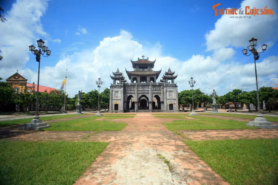 Trước hết, yếu tố phong thủy của nhà thờ này nằm ở hướng xây dựng. Các kiến trúc sư phương Tây thường ưu tiên chọn trục Ðông - Tây để xây dựng thánh đường. Riêng ở nhà thờ Phát Diệm, trục Nam – Bắc lại là hướng chính, không tuân theo nghiêm lệ của truyền thống kiến trúc nhà thờ phương Tây.