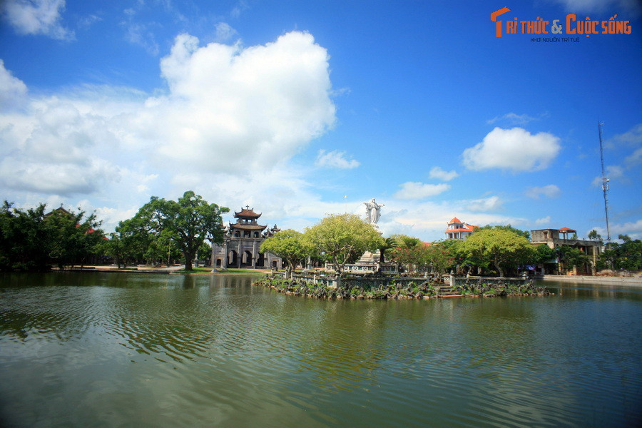 Án ngữ trước nhà thờ Phát Diệm là một hồ nước, diện tích khoảng 400 m2. Nằm giữa hồ là một hòn đảo nhỏ, rộng khoảng 40 m2, phía trên đặt tượng chúa Jesus. Hồ nước này là đặc điểm “lạ” trong kiến trúc nhà thờ phương Tây, nhưng lại rất quen thuộc trong ứng dụng phong thủy ở Việt Nam.