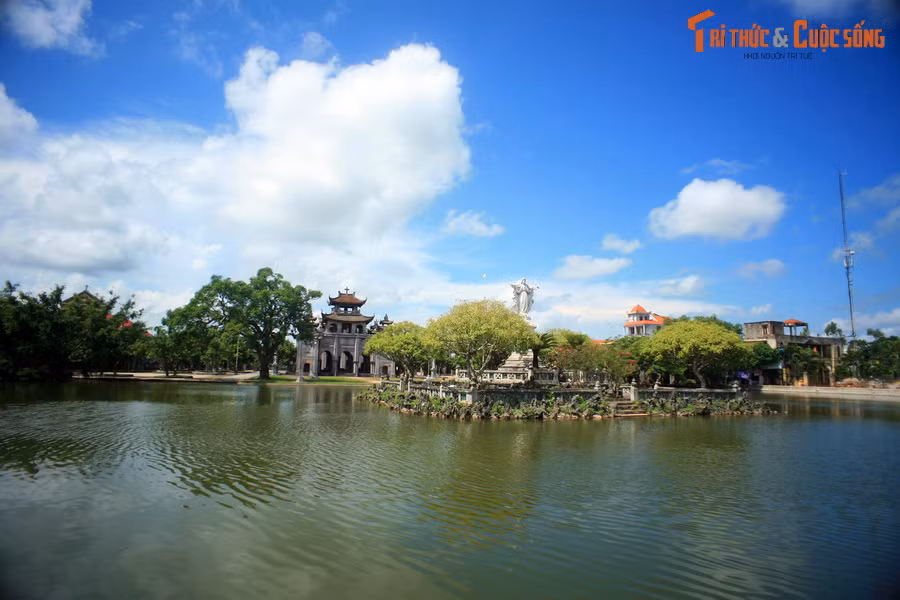 Án ngữ trước nhà thờ Phát Diệm là một hồ nước, diện tích khoảng 400 m2. Nằm giữa hồ là một hòn đảo nhỏ, rộng khoảng 40 m2, phía trên đặt tượng chúa Jesus. Hồ nước này là đặc điểm “lạ” trong kiến trúc nhà thờ phương Tây, nhưng lại rất quen thuộc trong ứng dụng phong thủy ở Việt Nam.