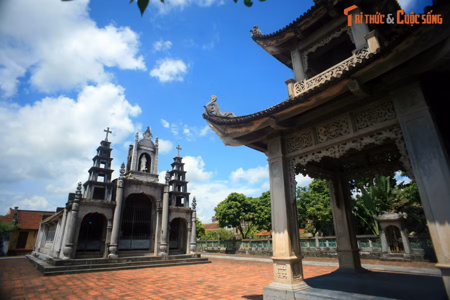 Tựu chung, có thể khẳng định nhà thờ Phát Diệm là một công trình mang sự giao thoa văn hóa Đông – Tây đậm nét. Trong đó, nét Á Đông không chỉ thể hiện qua chi tiết kiến trúc mà còn ở yếu tố phong thủy đặc sắc. (Bài có tham khảo tài liệu "Khái quát chung về lịch sử và sự ra đời của nhà thờ Phát Diệm").