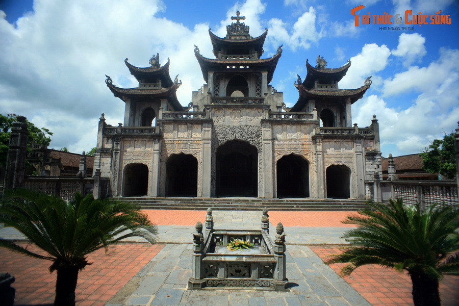 Tọa lạc tại thị trấn Phát Diệm, huyện Kim Sơn, tỉnh Ninh Bình, nhà thờ đá Phát Diệm được xây dựng từ năm 1875-1898, là một nhà thờ đẹp và độc đáo bậc nhất Việt Nam. Đây cũng được coi là nhà thờ Thiên Chúa mang đậm nét nhất về quan niệm phong thủy của người Việt.