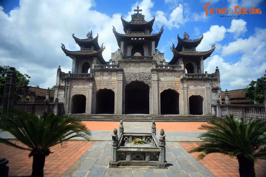 Tọa lạc tại thị trấn Phát Diệm, huyện Kim Sơn, tỉnh Ninh Bình, nhà thờ đá Phát Diệm được xây dựng từ năm 1875-1898, là một nhà thờ đẹp và độc đáo bậc nhất Việt Nam. Đây cũng được coi là nhà thờ Thiên Chúa mang đậm nét nhất về quan niệm phong thủy của người Việt.