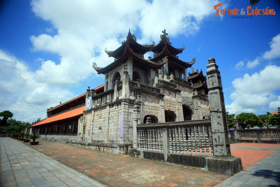 Xét về mặt Dịch lý phương Đông, phương Nam được coi là hướng của các bậc đế vương, tượng trưng cho danh dự, trí tuệ, quyền lực, sự hưng thịnh. Có lẽ những người xây nhà thờ Phát Diệm đã lựa chọn hướng đắc địa nhất về phong thủy này để tôn vinh Thiên Chúa theo cách thức đậm chất bản địa.