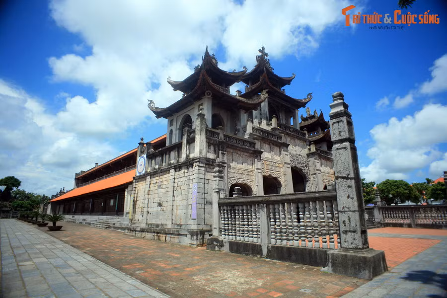 Xét về mặt Dịch lý phương Đông, phương Nam được coi là hướng của các bậc đế vương, tượng trưng cho danh dự, trí tuệ, quyền lực, sự hưng thịnh. Có lẽ những người xây nhà thờ Phát Diệm đã lựa chọn hướng đắc địa nhất về phong thủy này để tôn vinh Thiên Chúa theo cách thức đậm chất bản địa.