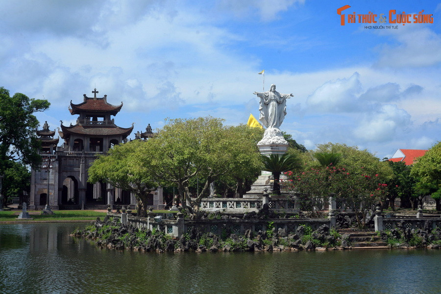 Theo quan niệm phong thủy, hồ nước là một trong những yếu tố tạo nên sinh khí và mang lại may mắn cho những người cư ngụ trong công trình. Hồ nước thường được đặt trước nhà nhằm cân bằng năng lượng, tạo ra không gian yên tĩnh, thư giãn và thu hút tài vận.