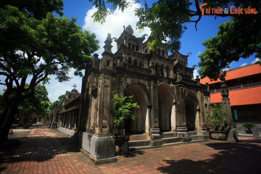 Về hình dạng mặt bằng, các cổng cùng các nhà nguyện trong khuôn viên nhà thờ tạo thành ba vạch ngang hợp với vạch sổ dọc là nhà thờ lớn ở trung tâm, tạo thành một chữ “Vương”, nghĩa là “Vua” theo Hán tự.