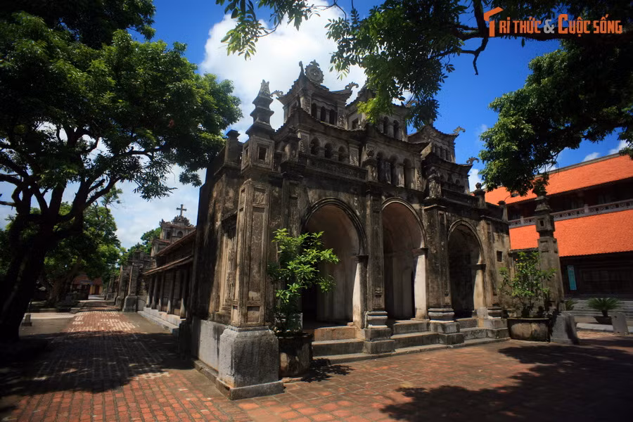 Về hình dạng mặt bằng, các cổng cùng các nhà nguyện trong khuôn viên nhà thờ tạo thành ba vạch ngang hợp với vạch sổ dọc là nhà thờ lớn ở trung tâm, tạo thành một chữ “Vương”, nghĩa là “Vua” theo Hán tự.