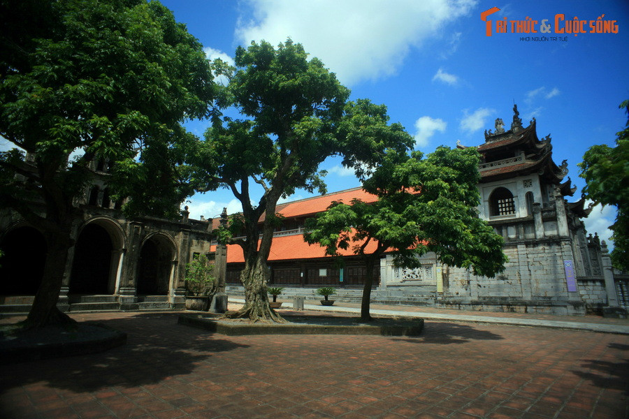 Lối bố trí này thể hiện sự tương đồng rất rõ nét với Kinh thành Huế, nơi các công trình quan trọng nhất nằm dọc theo trục "thần đạo", các công trình khác đối xứng hai bên.