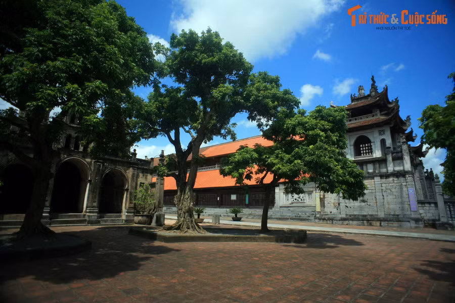 Lối bố trí này thể hiện sự tương đồng rất rõ nét với Kinh thành Huế, nơi các công trình quan trọng nhất nằm dọc theo trục "thần đạo", các công trình khác đối xứng hai bên.