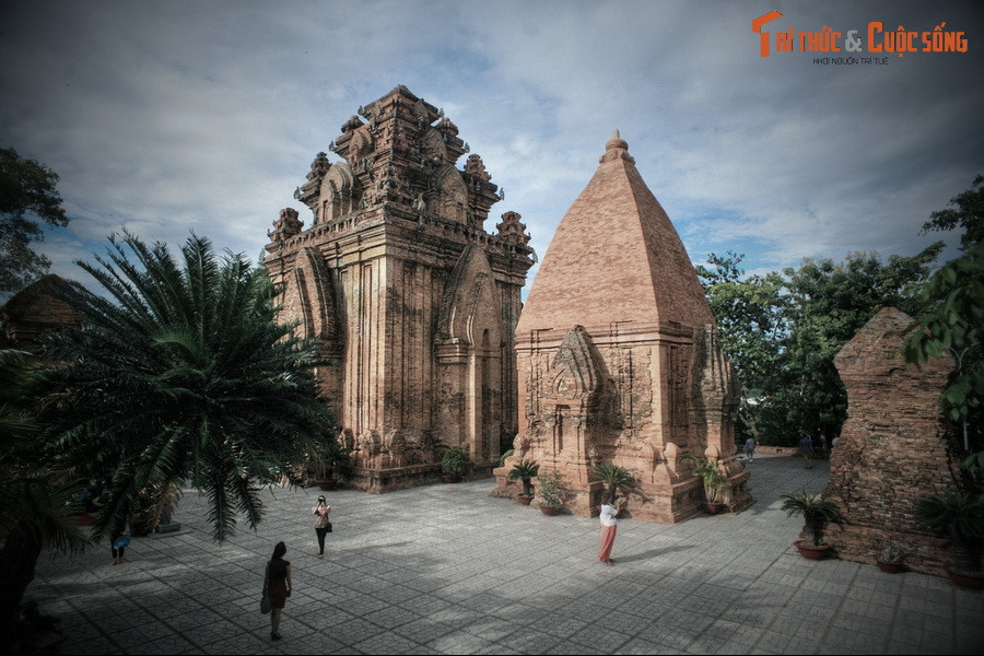 Theo truyền thuyết Champa, nữ thần Po Nagar có tên gọi đầy đủ là Po Ina Nagar hoặc Yang Pô Nagara. Bà có xuất thân rất huyền bí khi được tạo nên bởi áng mây trời và bọt biển. Với quyền năng của một người mẹ tối cao, bà đã tạo dựng nên Trái Đất, sản sinh gỗ quý, cây cối và lúa gạo.